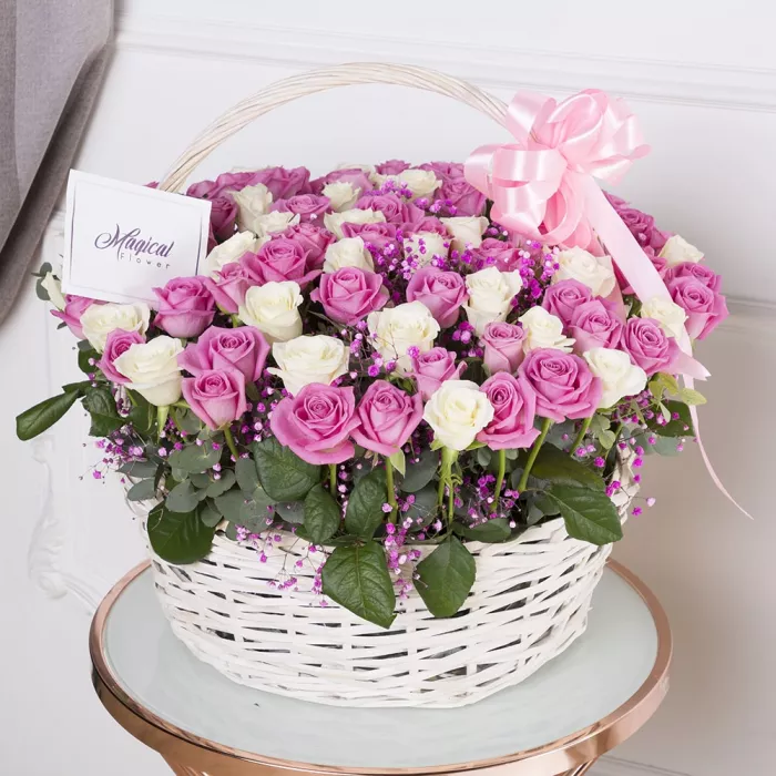 101 разноцветная роза в корзине с гипсофилой