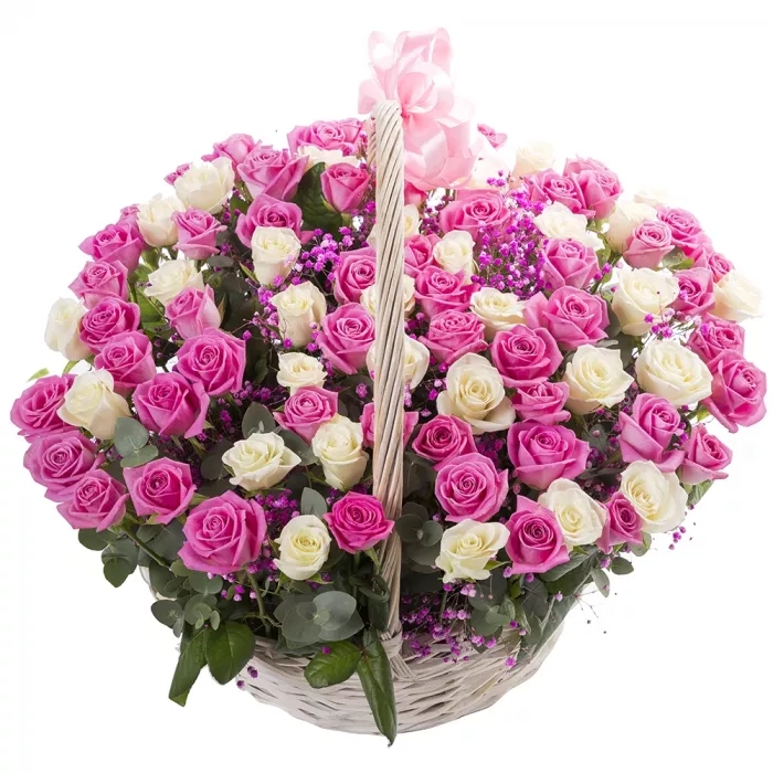 101 разноцветная роза в корзине с гипсофилой