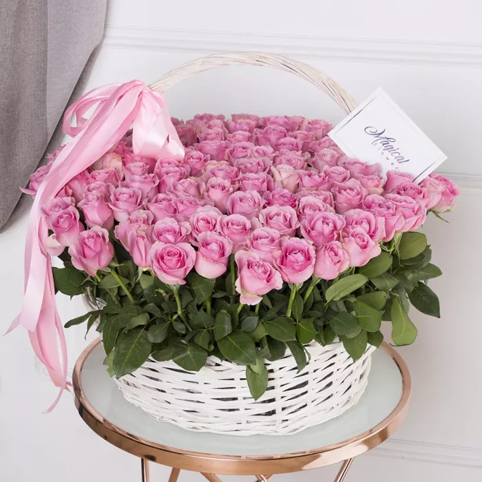 101 розовая роза в корзине с лентой