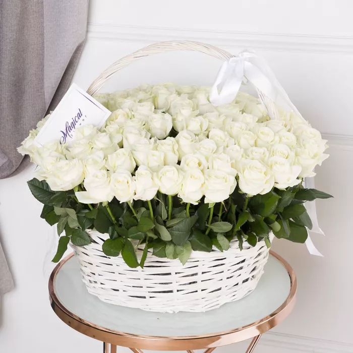 101 белая роза в корзине с лентой