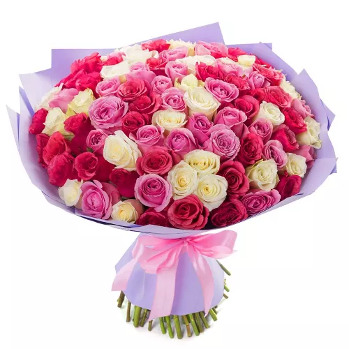 Нежный букет из 101 разноцветной розы в крафте