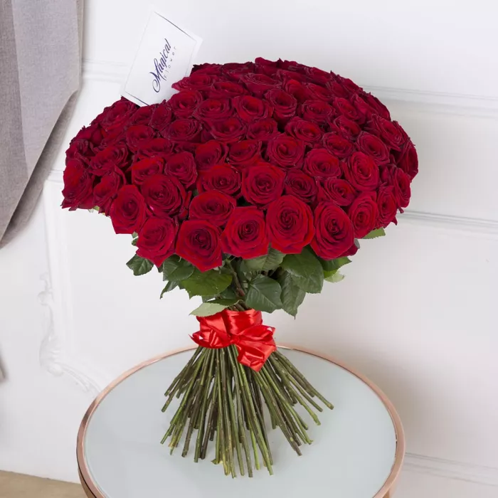 Букет из 101 красной розы 60 см - коробка макарун в подарок! Букет из 101 красной розы 60 см - коробка макарун в подарок!