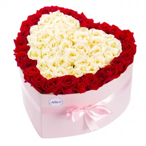 51 красная и белая роза в коробке в форме сердца