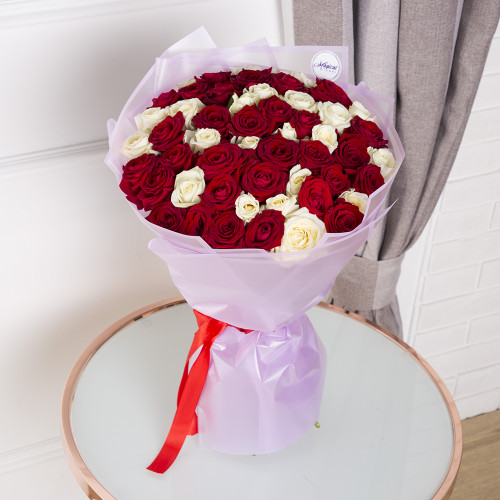 51 красная и белая роза premium 60 см