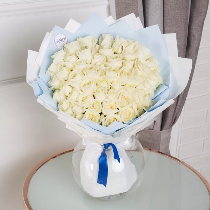 Букет из 51 белой розы стиль Magical