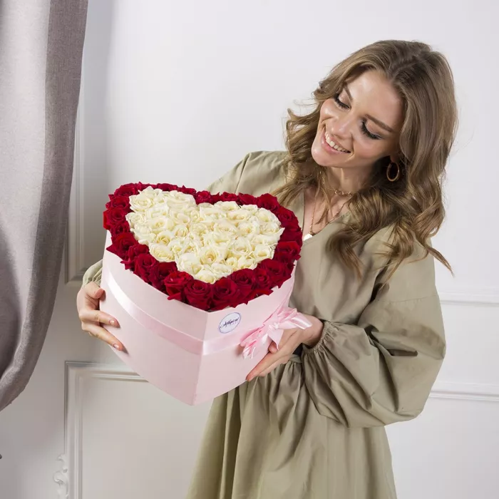 51 красная и белая роза в коробке в форме сердца