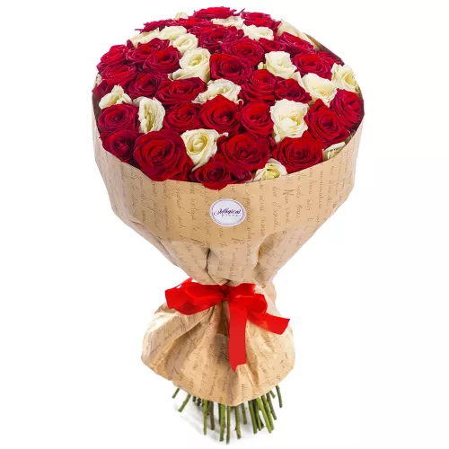 Букет на День матери из 51 красной и белой розы 60 см