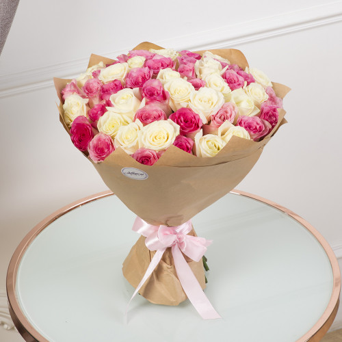 Букет на День матери из 51 розовой и белой розы