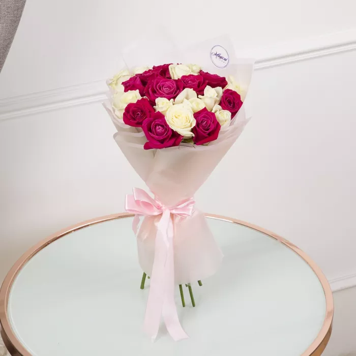 Букет из 21 разноцветной розы