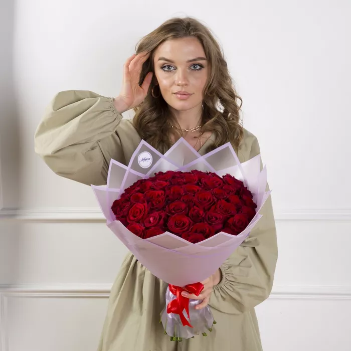 Букет из 51 красной розы в пленке - коробка макарун в подарок!