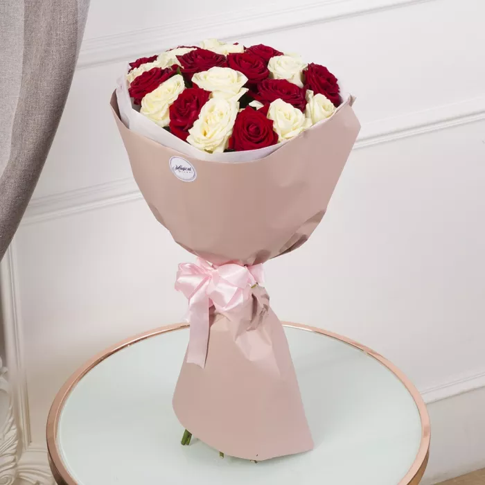 Букет из 21 разноцветной розы 60 см