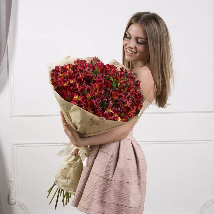 35 красных альстромерий