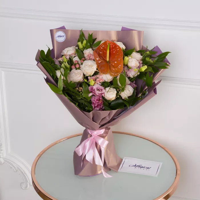 Букет с пионовидными розами и антуриумом