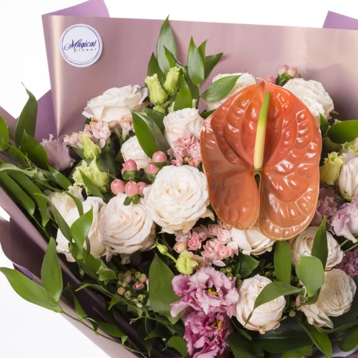 Букет с пионовидными розами и антуриумом