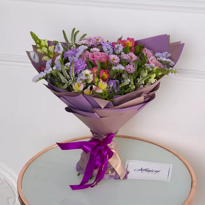 Букет из роз, сантини и альстромерии