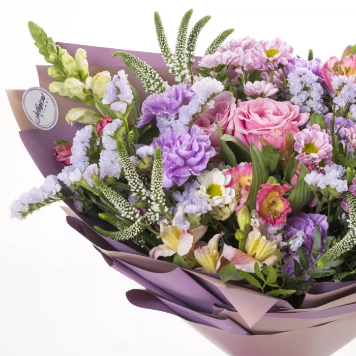 Букет из роз, сантини и альстромерии