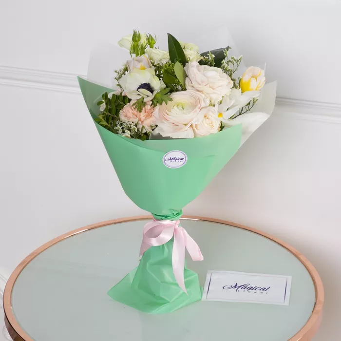 Букет с ранункулюсами и анимоном