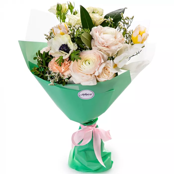 Букет с ранункулюсами и анимоном