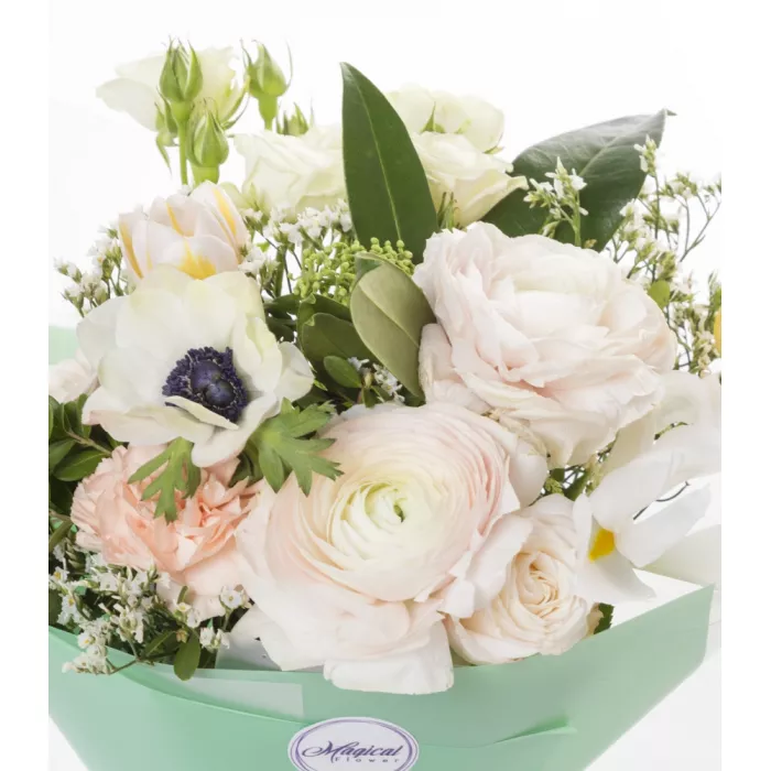 Букет с ранункулюсами и анимоном