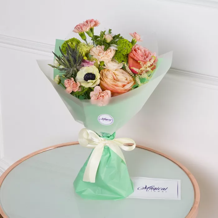 Букет с пионовидной розой и анемоном