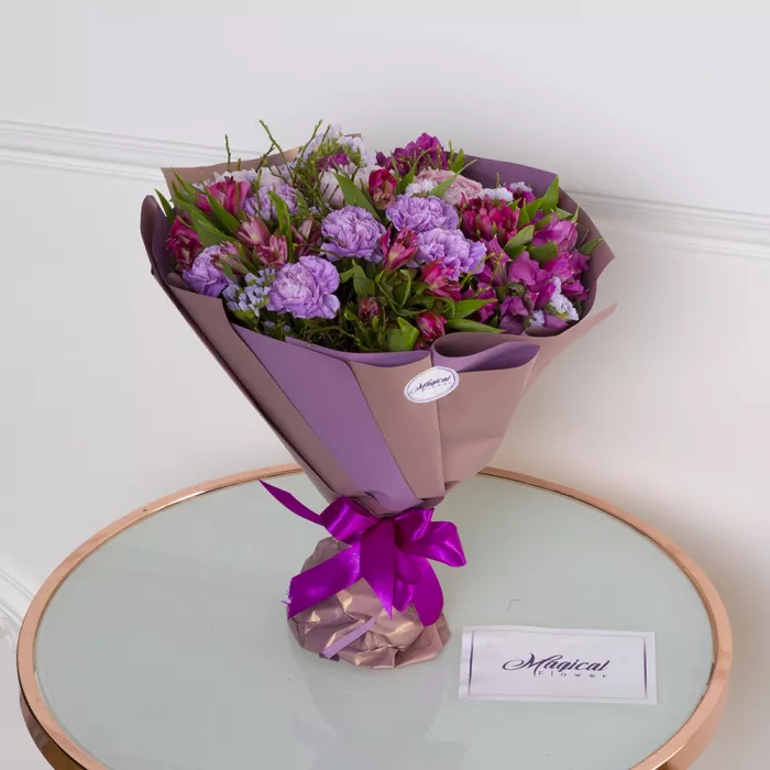 Букет из альстромерии, пионов и гвоздики Букет из альстромерии, пионов и гвоздики