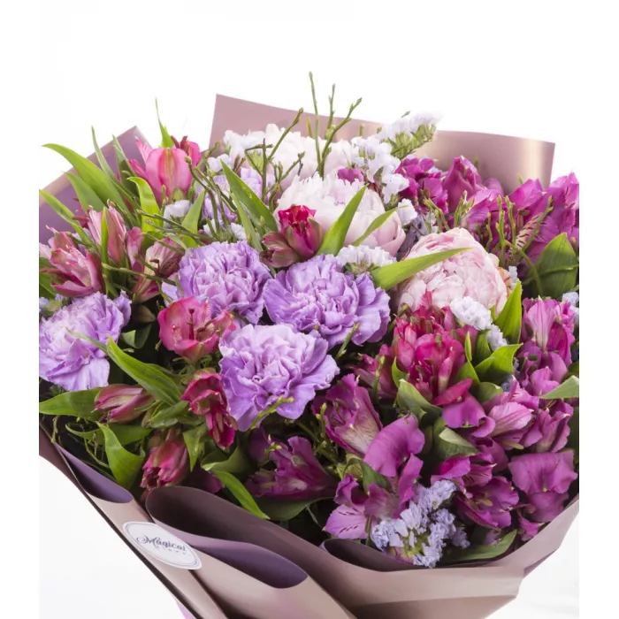 Букет из альстромерии, пионов и гвоздики Букет из альстромерии, пионов и гвоздики