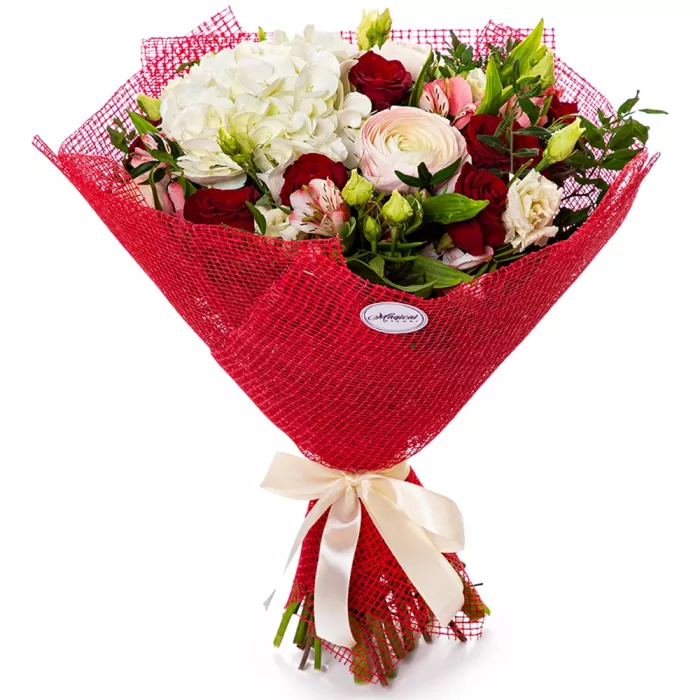 Букет с ранункулюсом, розой и гортензией