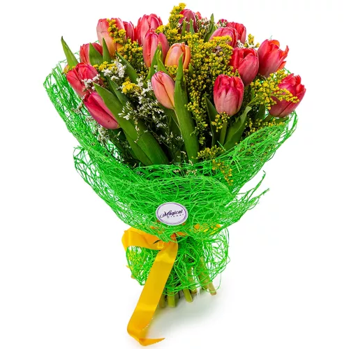 Букет на День матери из тюльпанов, солидаго и лимониума