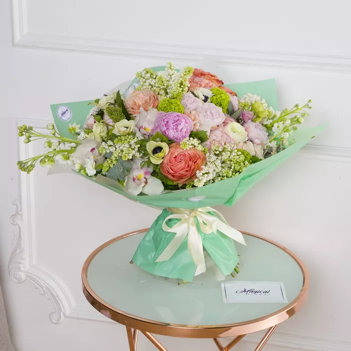 Букет с пионами и маттиолой