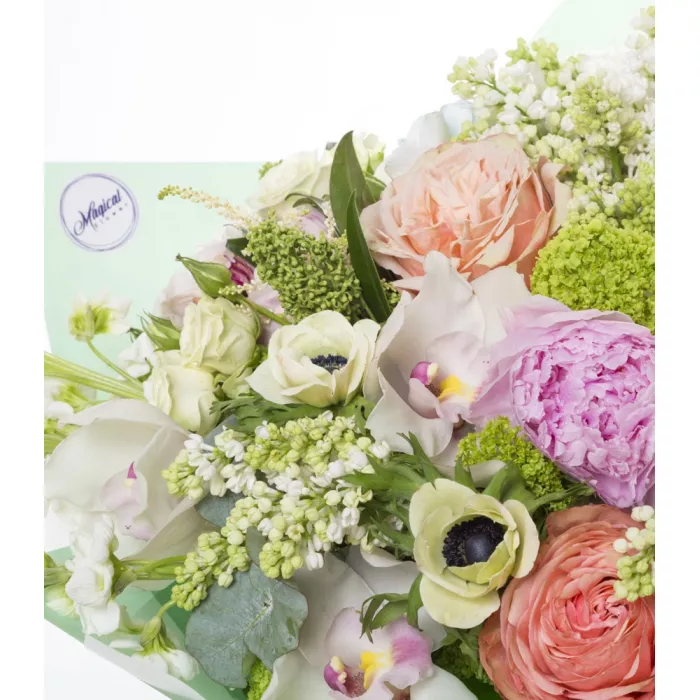 Букет с пионами и маттиолой