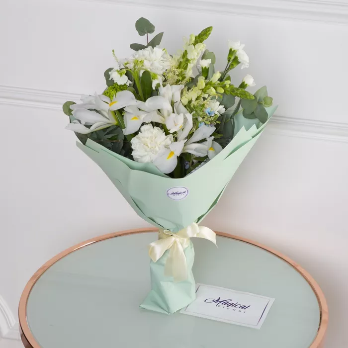 Букет с гвоздиками и ирисом Букет с гвоздиками и ирисом