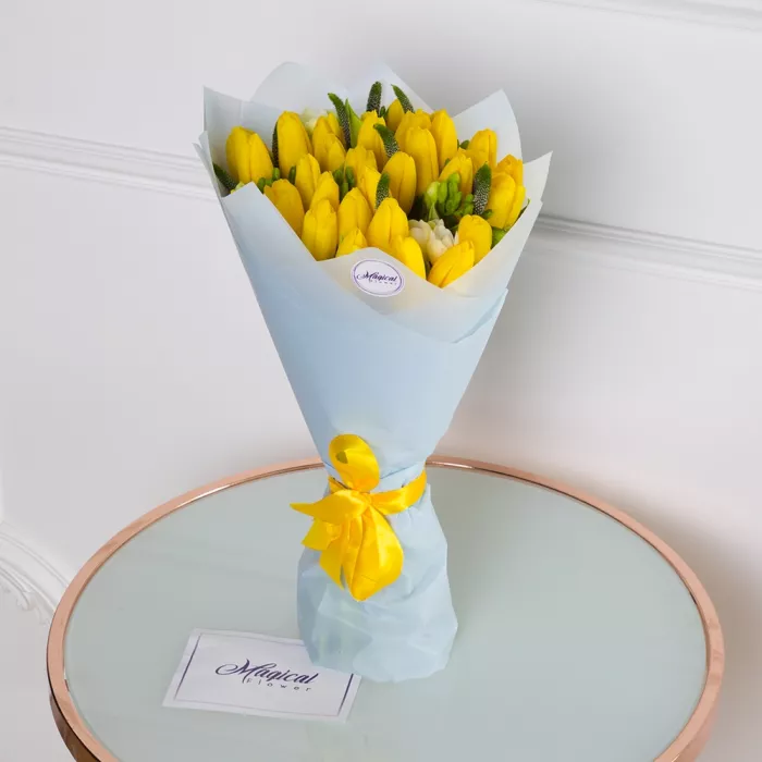 35 желтых тюльпанов с фрезией
