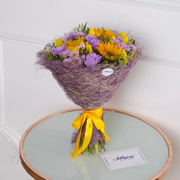 Букет с подсолнухом и тюльпанами