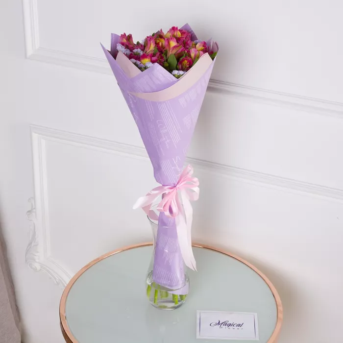 Букет из 7 розовых альстромерий и статицы