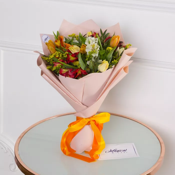 Букет с тюльпанами и альстромериями