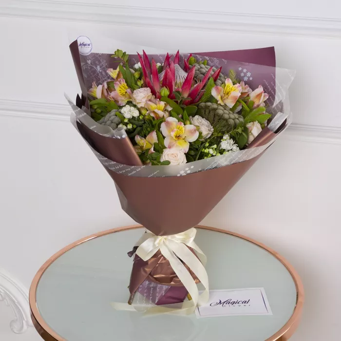 Букет с кустовой розой, протеей и брунией