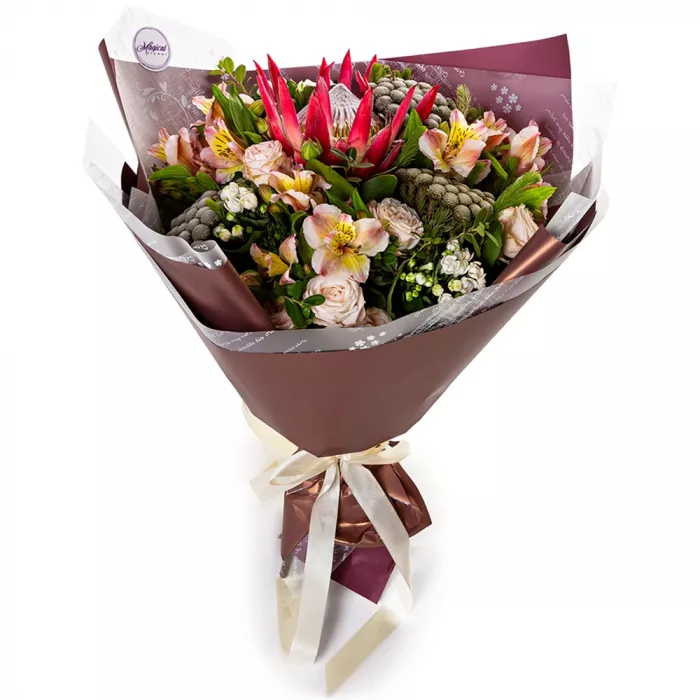 Букет с кустовой розой, протеей и брунией