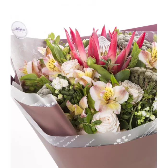 Букет с кустовой розой, протеей и брунией