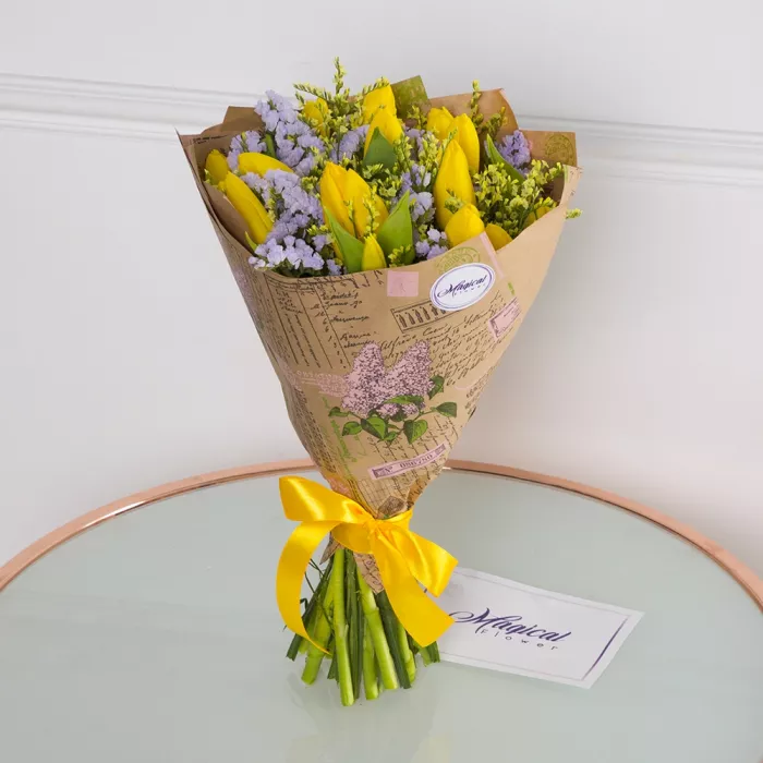 Букет с тюльпанами и лимониумом