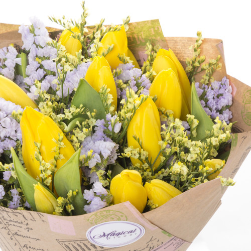 Букет желтых цветов с тюльпанами и лимониумом