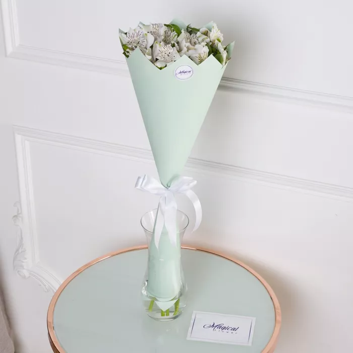 Букет из 5 белых альстромерий