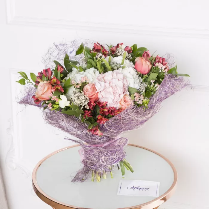 Букет с гортензией, пионовидной розой и альстромерией