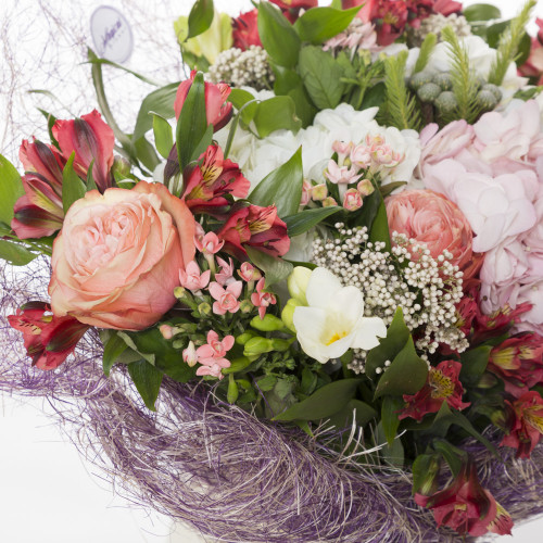 Букет на День матери с гортензией, пионовидной розой и альстромерией