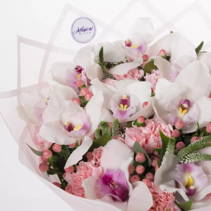 Букет с орхидеей и гвоздикой