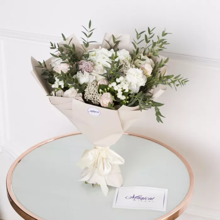 Букет с гортензией, розами и рускусом