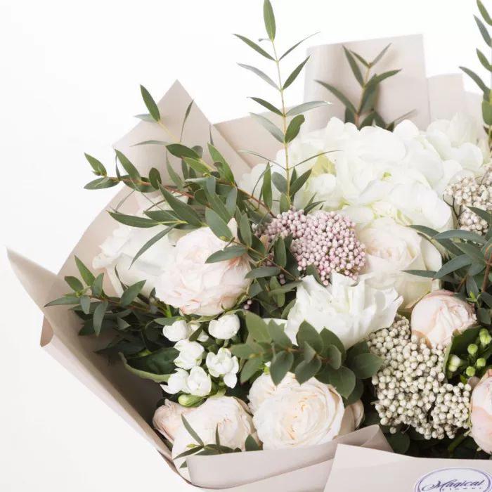 Букет с гортензией, розами и рускусом