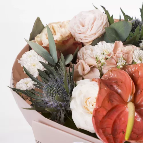 Букет на День матери с антуриумом, розами и гвоздиками