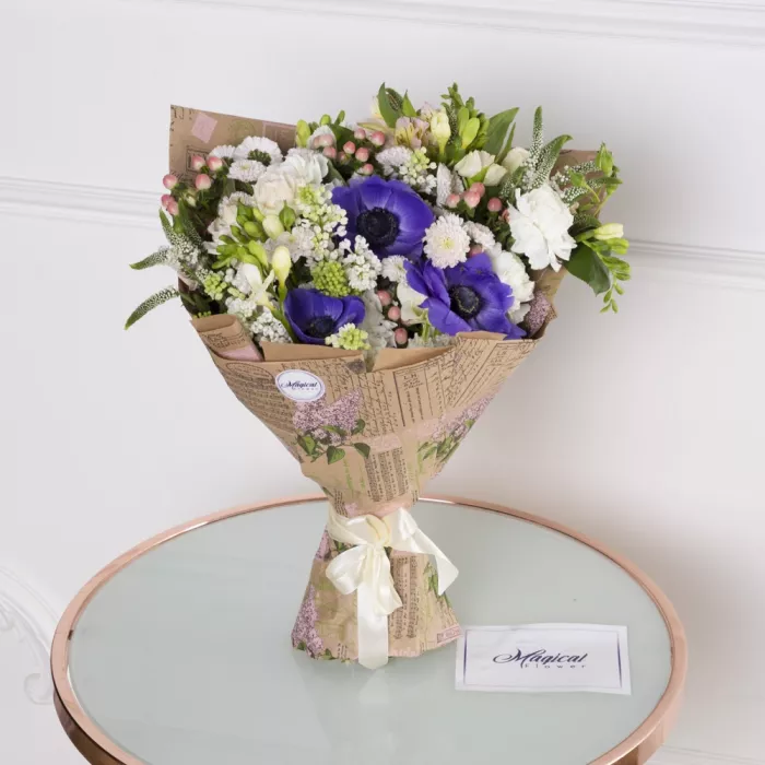 Букет из анемона, кустовой розы и сирени