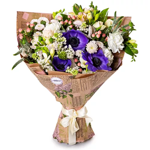 Букет из анемона, кустовой розы и сирени