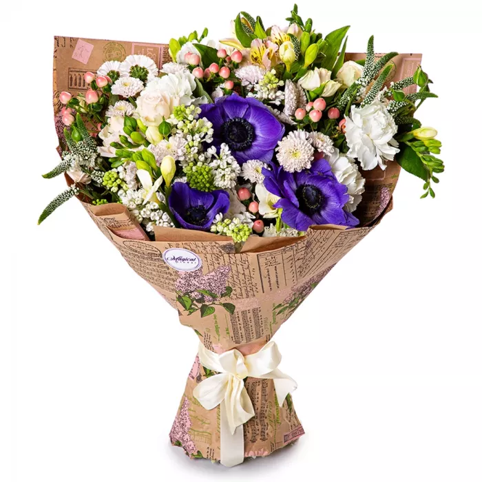 Букет из анемона, кустовой розы и сирени